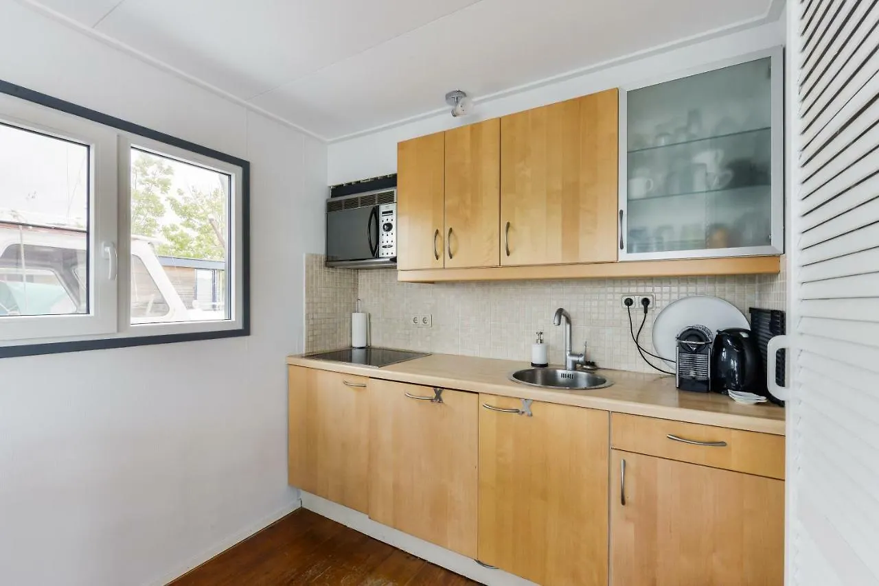 Bright And Comfortable Houseboat 阿斯米尔